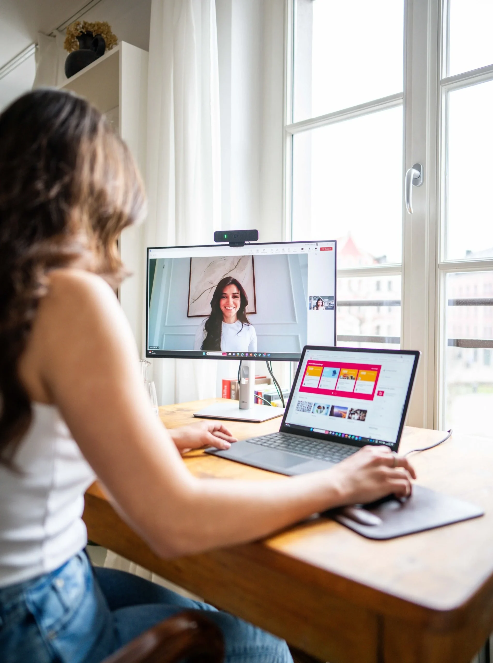 Frau im Videocall im Home Office