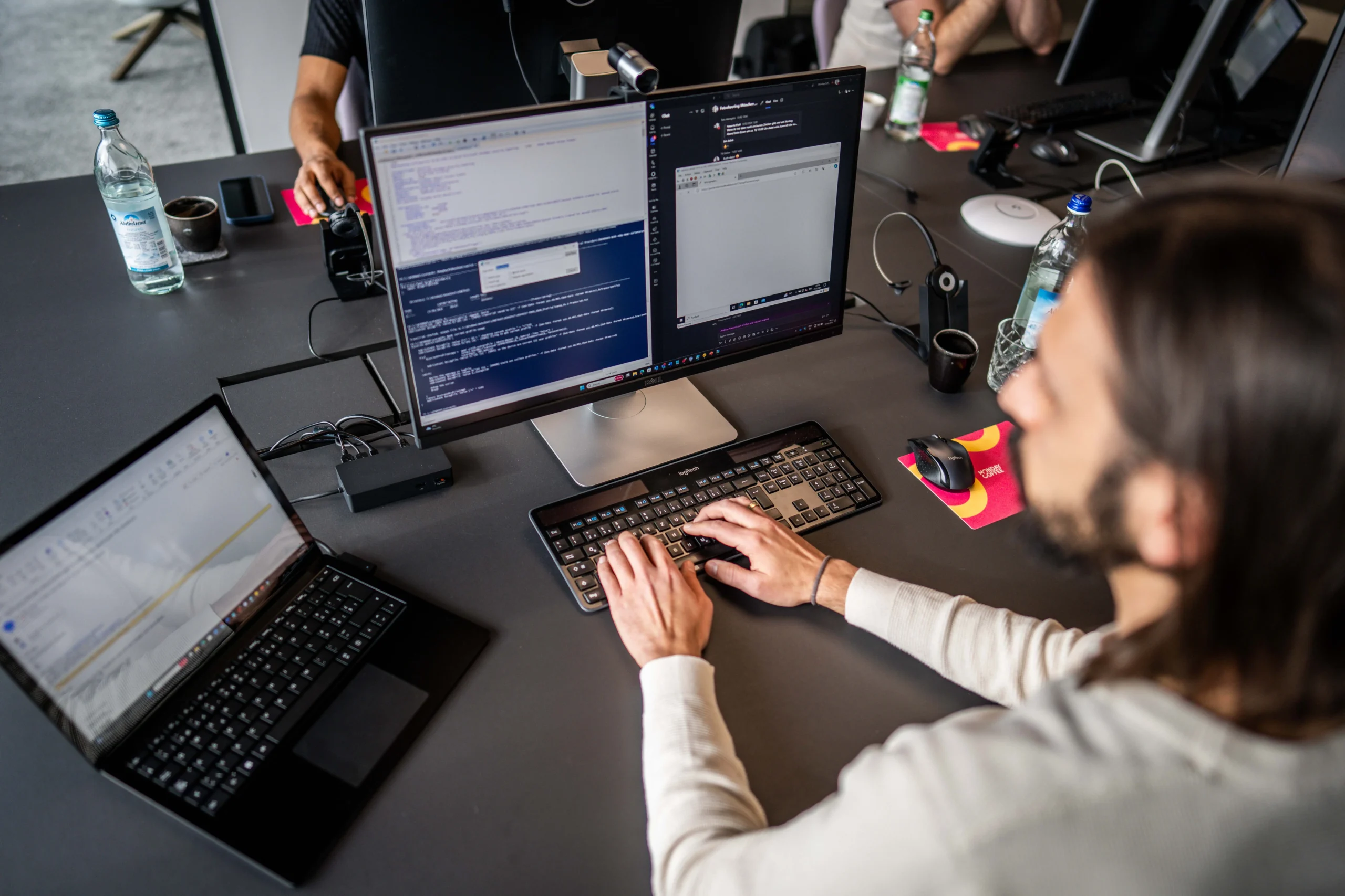 Person am Laptop in einem Büro