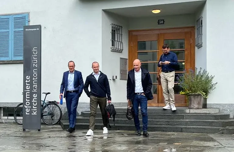 Vier personen nach einem Meeting der ZHRF