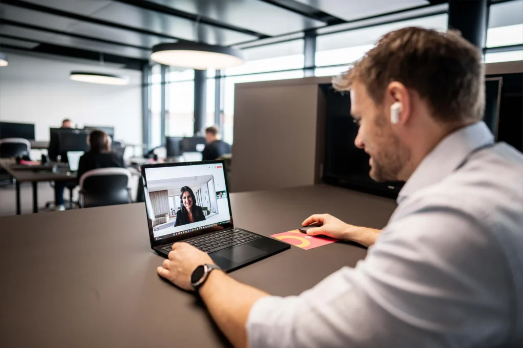 Mann am Laptop bei einem virtuellen Meeting