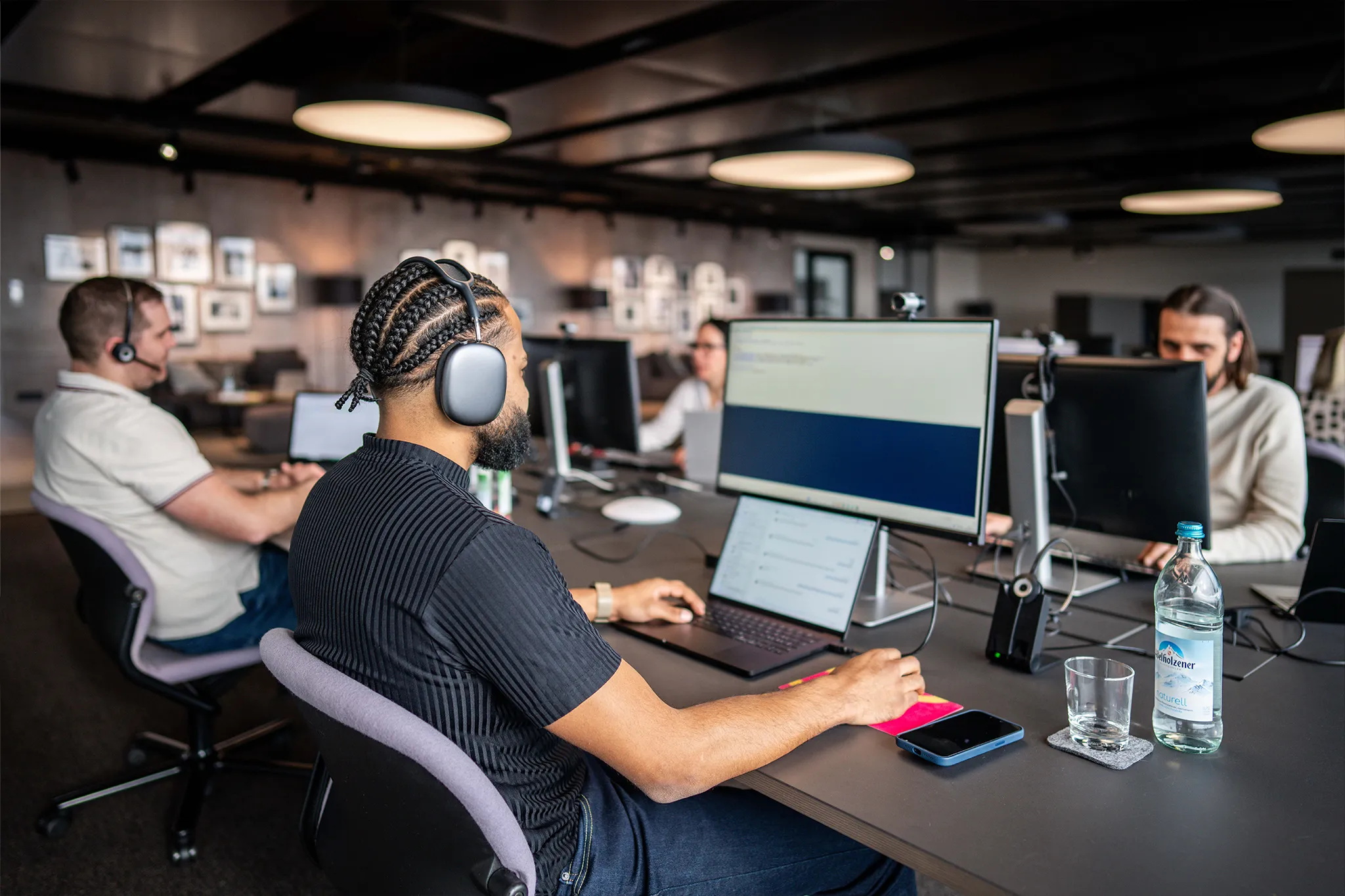 4 Personen bei der Arbeit mit Computern bei Monday Coffee