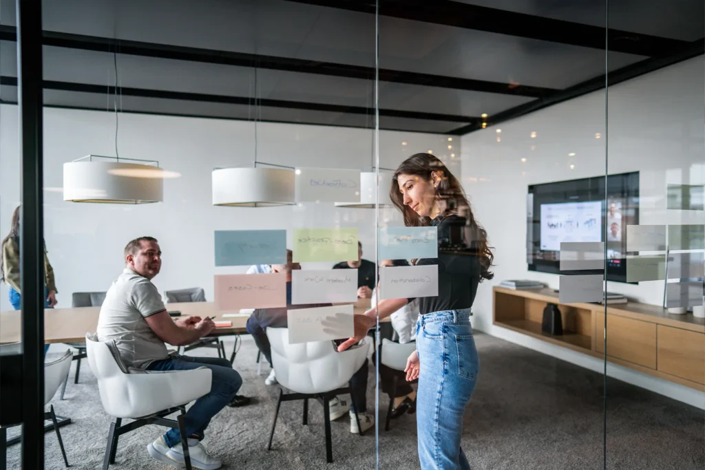 Personen die eine Brainstorming Session im Büro halten