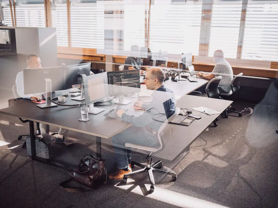 4 Mitarbeiter in einem Büro