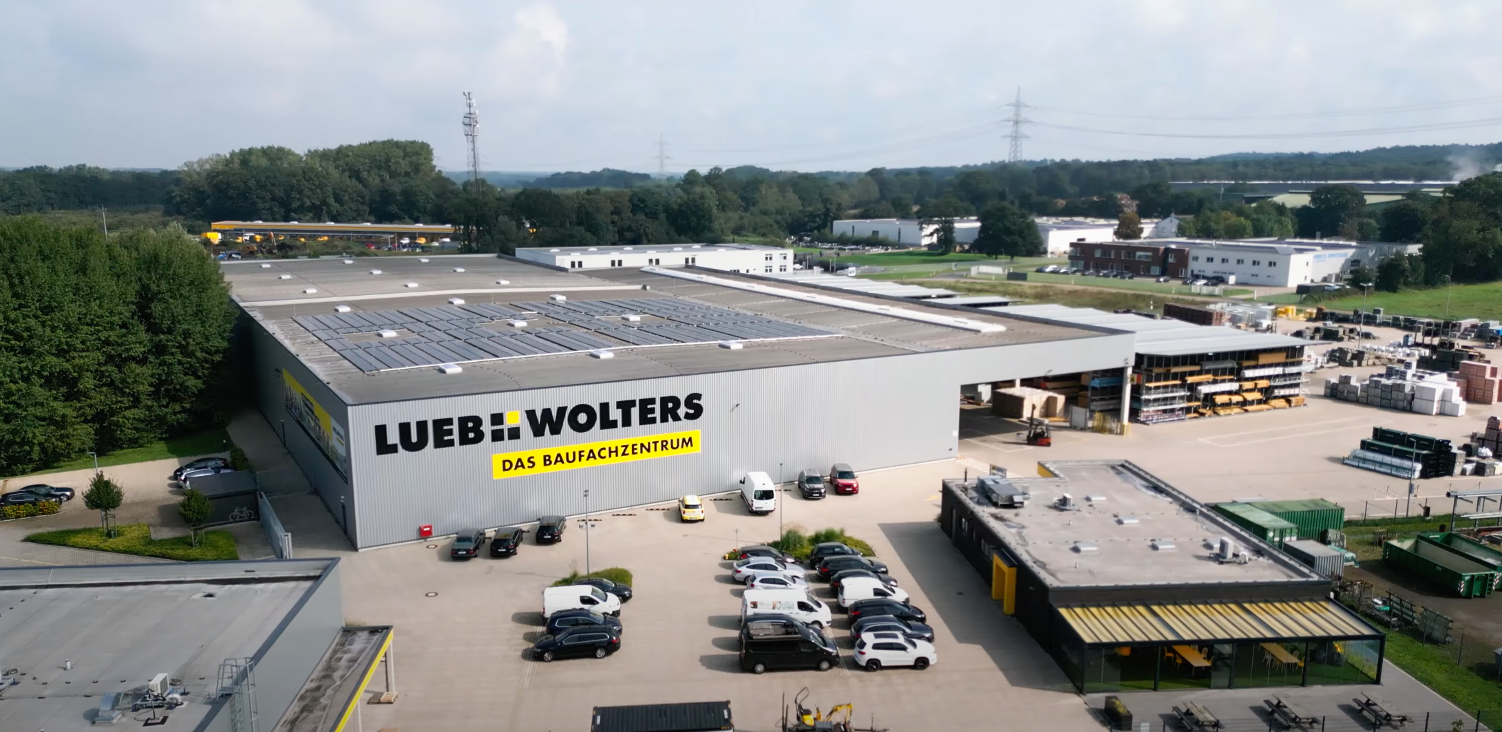 LUEB WOLTERS Headquarters mit Parkplatz