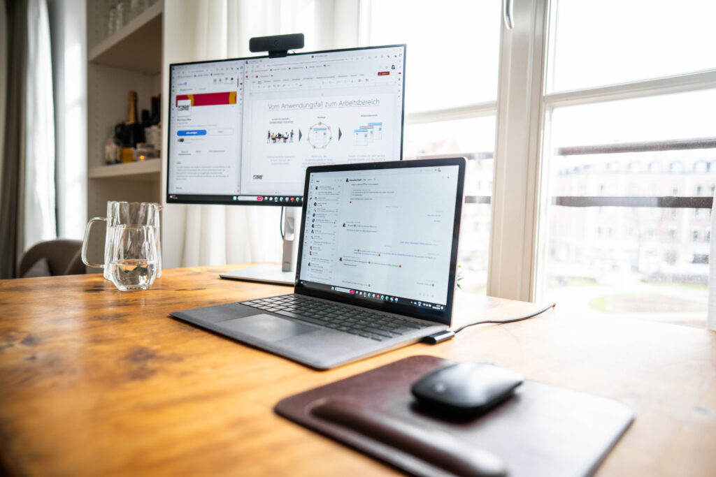 Ein Arbeitslaptop liegt auf dem Schreibtisch im Home Office