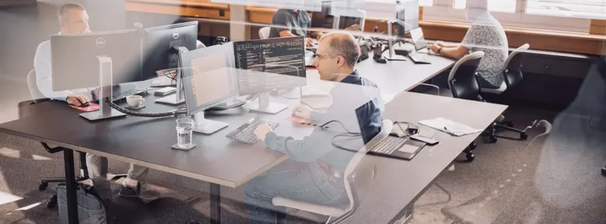 4 Mitarbeiter in einem Büro